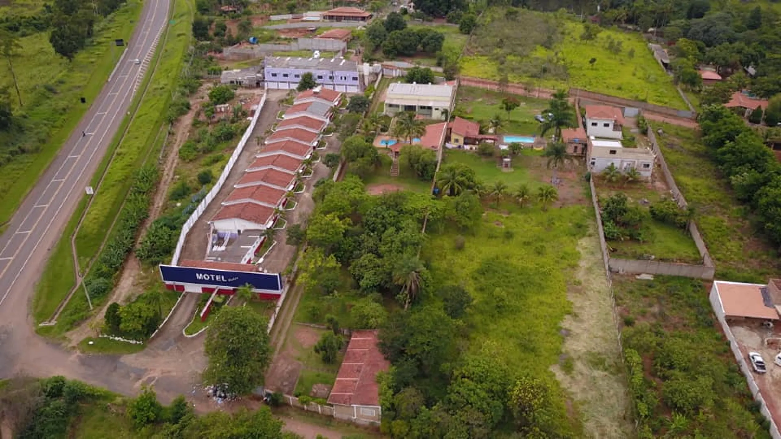 Chácara toda com salão de festas, área da piscina, dormitório e ainda com Estacionamento no terreno superior para eventos grandes